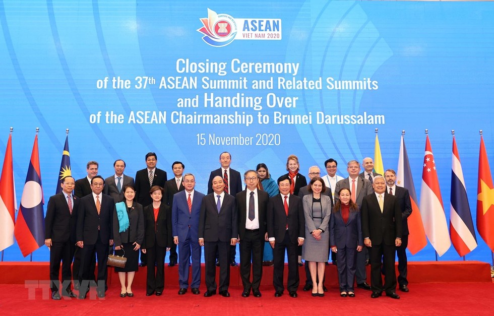 Thủ tướng Nguyễn Xu&acirc;n Ph&uacute;c, Chủ tịch ASEAN 2020 v&agrave; c&aacute;c đại biểu tại Lễ bế mạc Hội nghị Cấp cao ASEAN lần thứ 37 v&agrave; c&aacute;c Cấp cao li&ecirc;n quan, ng&agrave;y 15/11/2020.