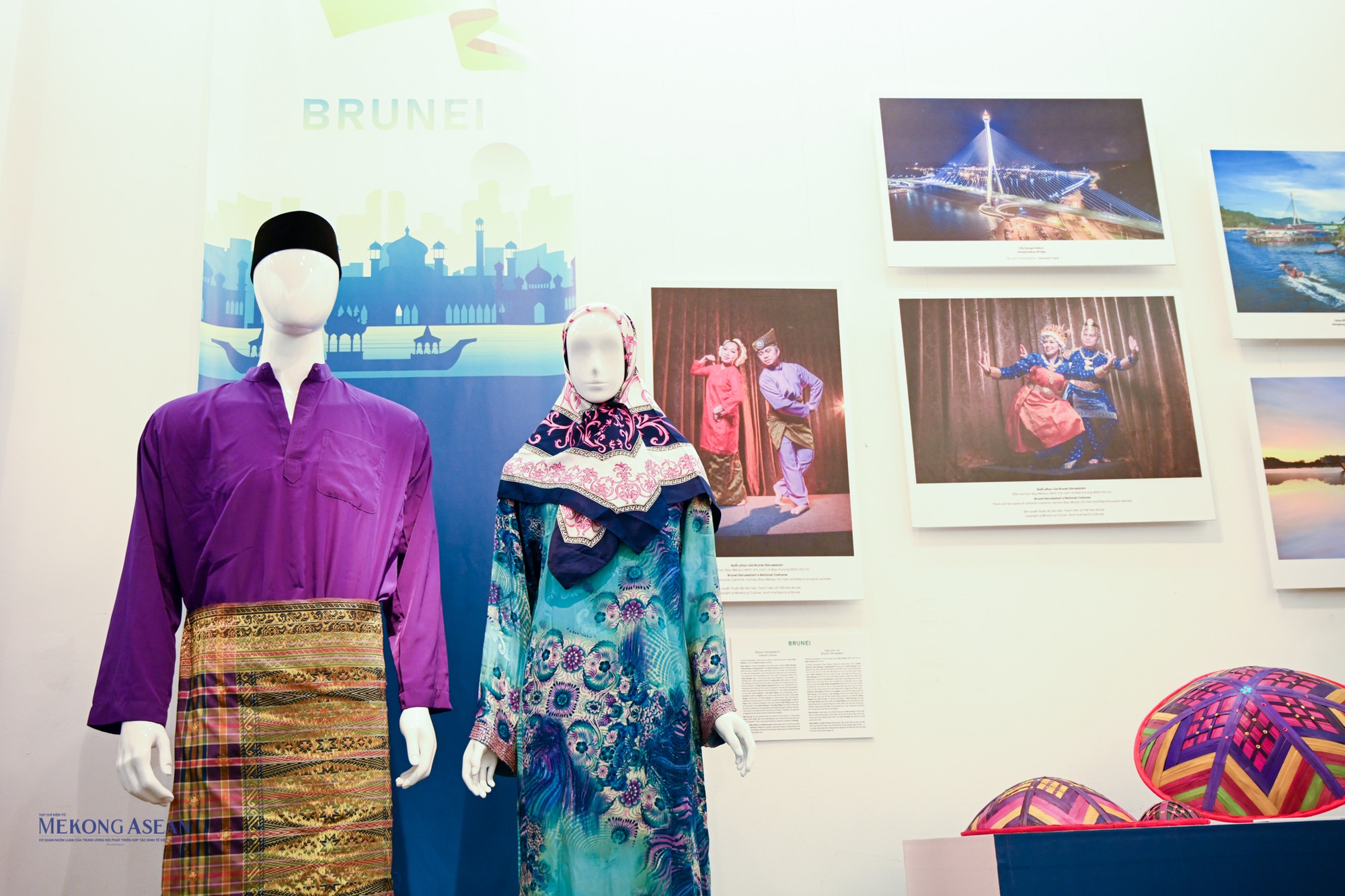 Quốc phục Brunei Darussalam gồm hai loại: Baju Melayu d&agrave;nh cho nam v&agrave; Baju Kurung d&agrave;nh cho nữ.