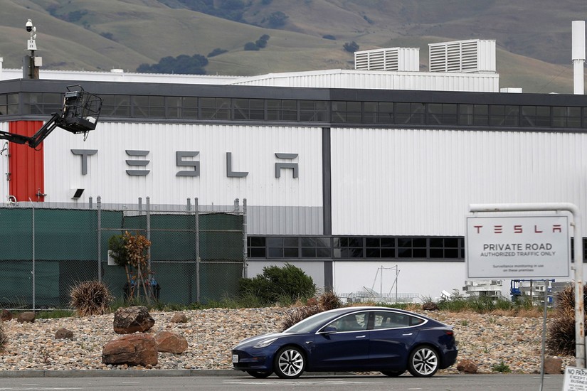 Nh&agrave; m&aacute;y sản xuất xe của Tesla tại Fremont, California, Mỹ. Ảnh: Reuters