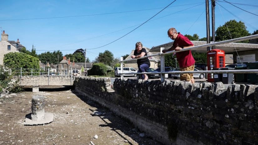 Thượng nguồn s&ocirc;ng Thames ho&agrave;n to&agrave;n kh&ocirc; cằn do &iacute;t mưa v&agrave; nắng n&oacute;ng k&eacute;o d&agrave;i. Ảnh: AFP