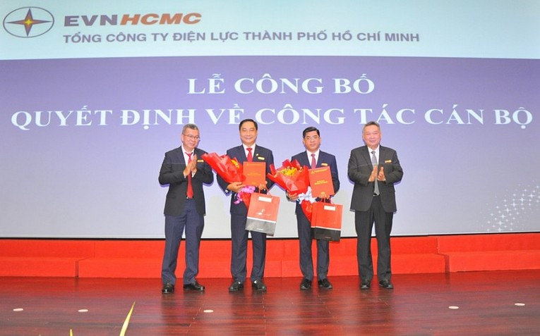 &Ocirc;ng Phạm Quốc Bảo, B&iacute; thư Đảng ủy, Chủ tịch Hội đồng th&agrave;nh vi&ecirc;n EVN HCM tặng hoa ch&uacute;c mừng cho hai Ph&oacute; Tổng gi&aacute;m đốc tại lễ c&ocirc;ng bố quyết định. Nguồn: EVNHCMC.