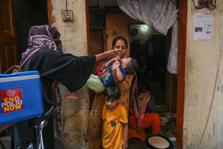 Nh&acirc;n vi&ecirc;n y cho trẻ em tại Lahore, Pakistan sử dụng vaccine dạng uống. Ảnh: Getty Images