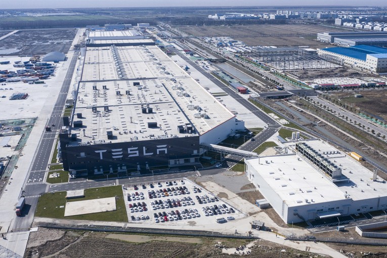 Si&ecirc;u nh&agrave; m&aacute;y sản xuất &ocirc; t&ocirc; điện Tesla tại Thượng Hải, Trung Quốc. Ảnh: Bloomberg