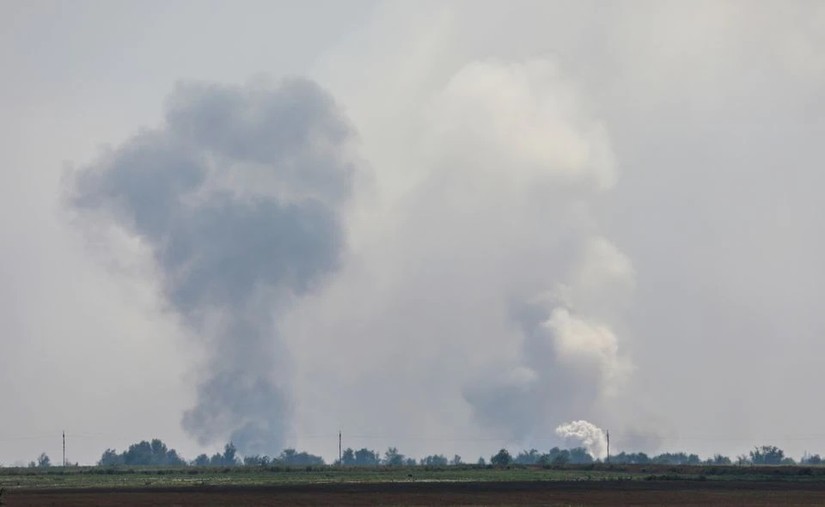 Kh&oacute;i bốc l&ecirc;n từ kho đạn của Nga ở l&agrave;ng Maiskoye, v&ugrave;ng Dzhankoi, b&aacute;n đảo Crimea, ng&agrave;y 16/8. Ảnh: Reuters.