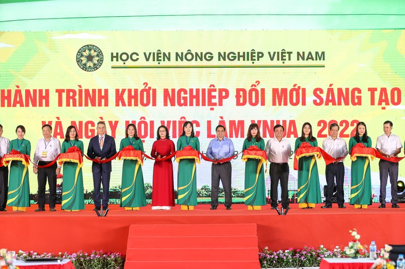 Thủ tướng Phạm Minh Ch&iacute;nh c&ugrave;ng c&aacute;c đại biểu cắt băng khai mạc &amp;amp;quot;H&agrave;nh tr&igrave;nh khởi nghiệp đổi mới s&aacute;ng tạo v&agrave; ng&agrave;y hội việc l&agrave;m năm 2022&rdquo;. Ảnh: VGP