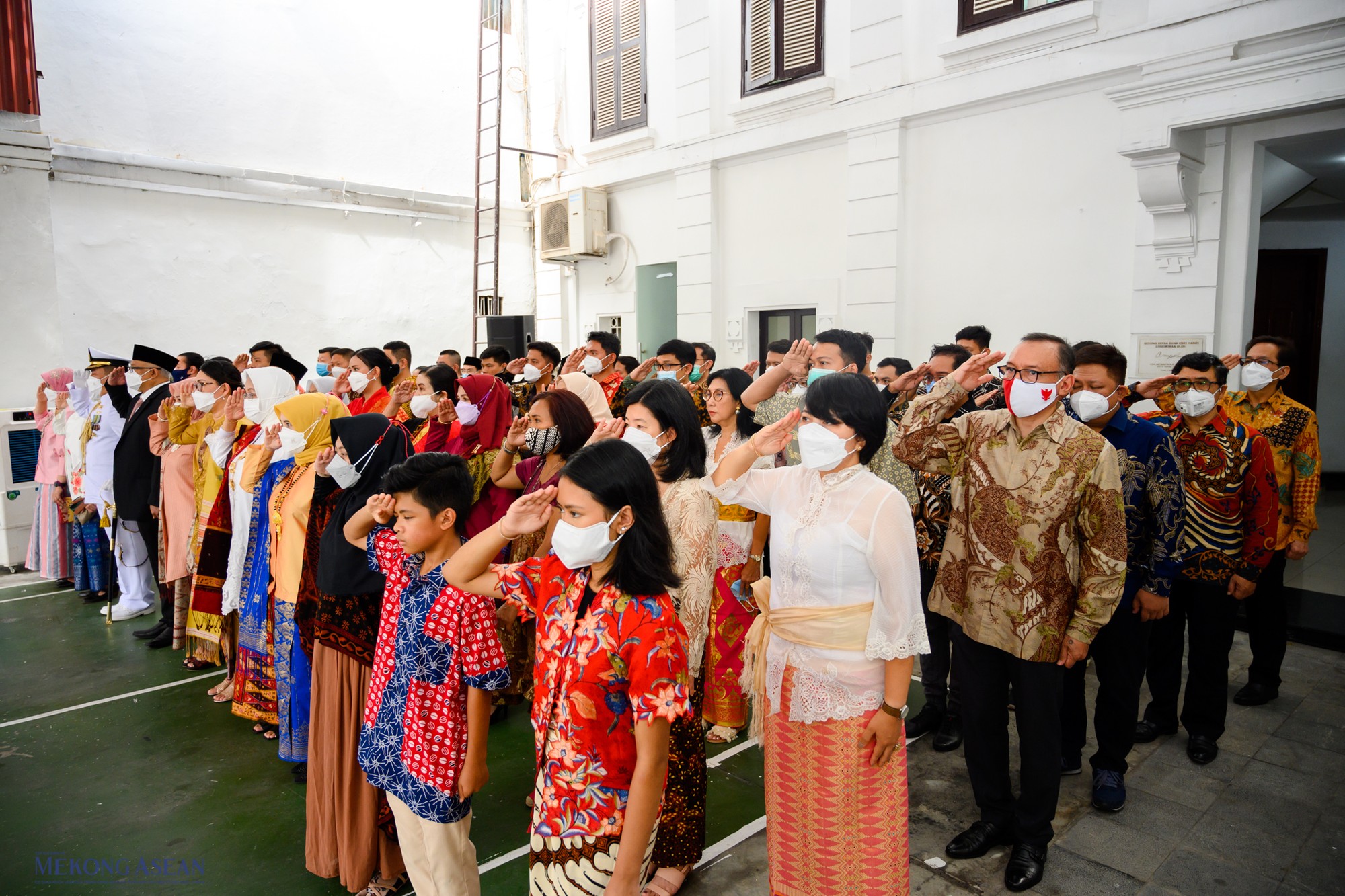 Ngo&agrave;i c&aacute;c nh&acirc;n vi&ecirc;n ngoại giao c&ograve;n c&oacute; c&aacute;c c&ocirc;ng d&acirc;n Indonesia đang l&agrave;m việc v&agrave; sinh sống ở một số tỉnh l&acirc;n cận H&agrave; Nội tham gia nghi lễ.