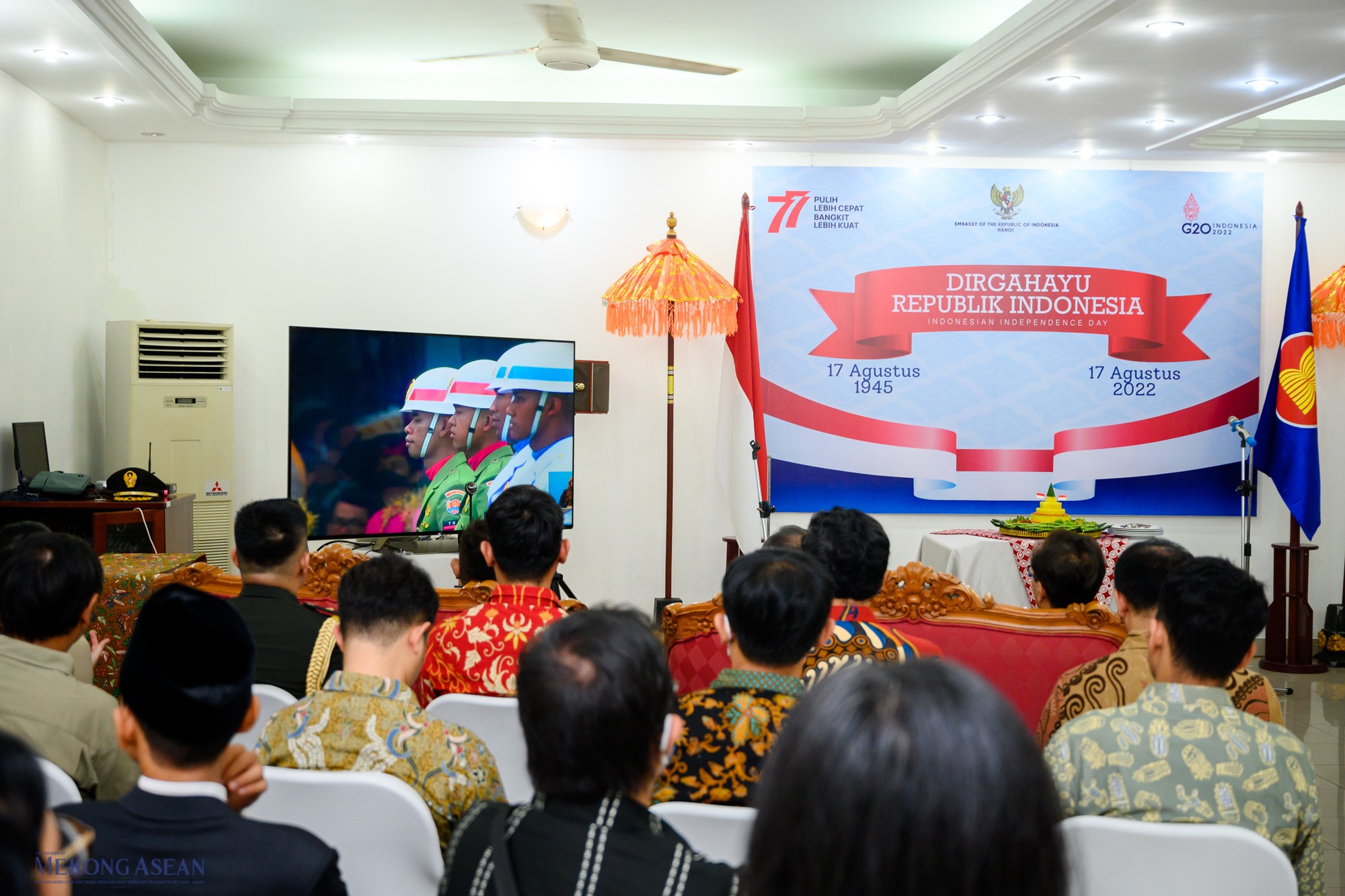 Ngo&agrave;i nghi lễ k&eacute;o cờ trong khu&ocirc;n vi&ecirc;n sứ qu&aacute;n, Đại sứ Indonesia v&agrave; c&aacute;c nh&acirc;n vi&ecirc;n sứ qu&aacute;n c&ograve;n tham dự lễ thượng cờ ch&agrave;o mừng Quốc kh&aacute;nh chung tại Indonesia th&ocirc;ng qua m&agrave;n h&igrave;nh TV.