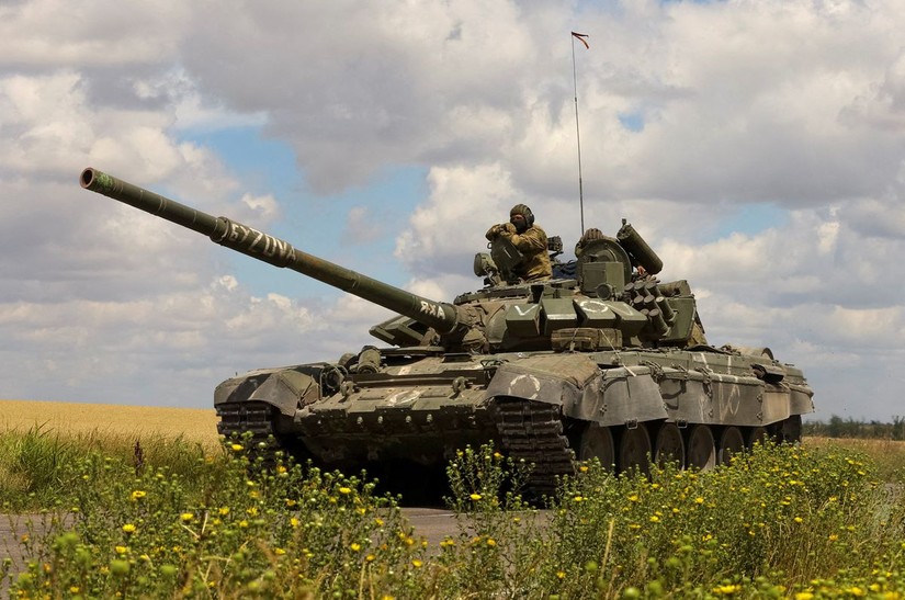 Một chiếc xe tăng của qu&acirc;n đội Nga trong khu vực Zaporizhzhia, Ukraine, ng&agrave;y 23/7. Ảnh: Reuters