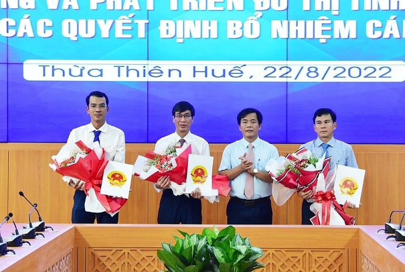 Chủ tịch UBND tỉnh Nguyễn Văn Phương trao quyết định bổ nhiệm c&aacute;n bộ l&atilde;nh đạo quản l&yacute; của Ban. Nguồn: Thuathienhue.gov.vn.