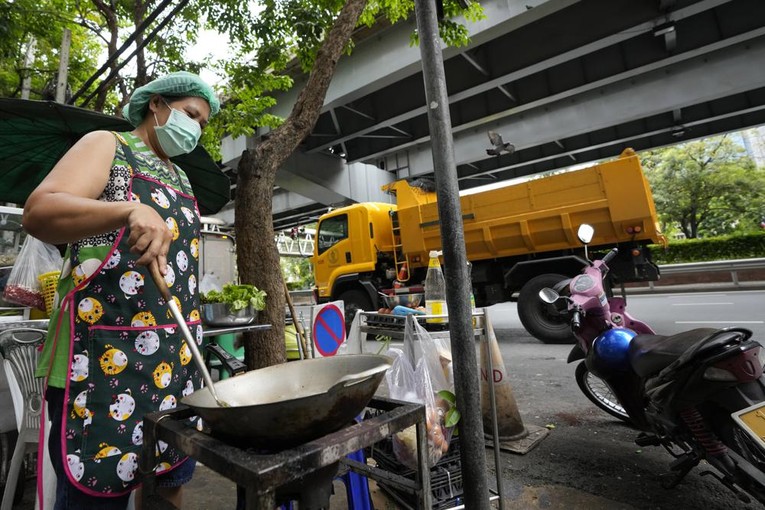 Gi&aacute; cả tăng vọt khiến b&agrave; Warunee Deejai, một chủ qu&aacute;n ăn đường phố ở Th&aacute;i Lan, phải tăng gi&aacute; m&oacute;n ăn cũng như cắt giảm nh&acirc;n vi&ecirc;n. Ảnh: AP