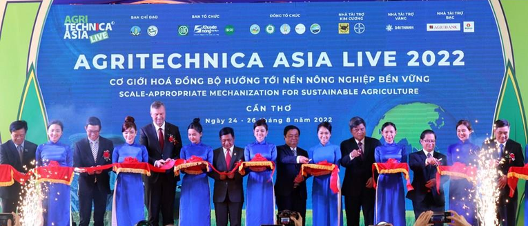 Cắt băng khai mạc Agritechnica Asia Live 2022. Ảnh: TTXVN.