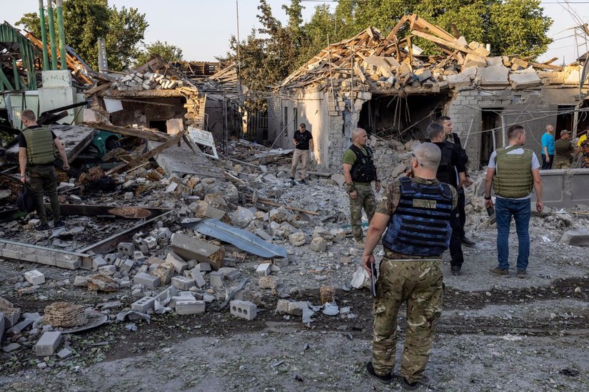 Khung cảnh đổ n&aacute;t sau c&aacute;c vụ ph&aacute;o k&iacute;ch tại khu chung cư ở Mykolaiv, Ukraine, ng&agrave;y 29/8. Ảnh: Reuters