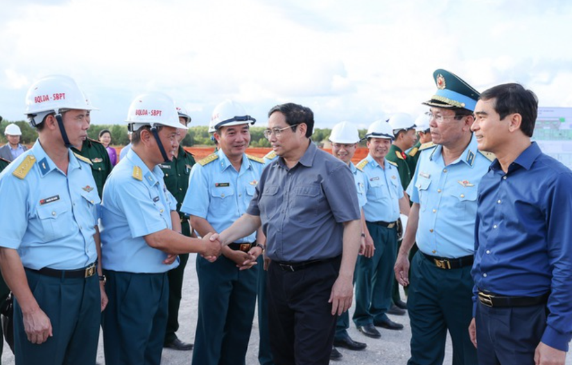 Thủ tướng kiểm tra, đ&ocirc;n đốc, th&aacute;o gỡ vướng mắc cho dự &aacute;n s&acirc;n bay Phan Thiết. Nguồn: VGP.