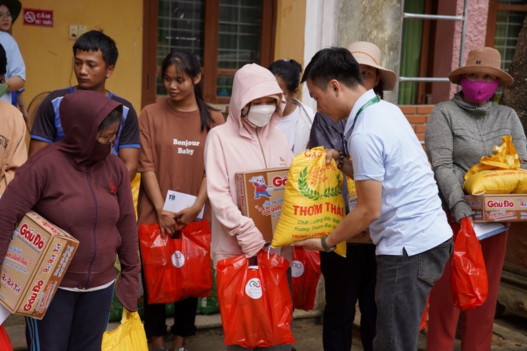 Đo&agrave;n c&ocirc;ng t&aacute;c đ&atilde; trao những phần qu&agrave; hỗ trợ c&aacute;c gia đ&igrave;nh kh&oacute; khăn trong x&atilde; Hương Nguy&ecirc;n