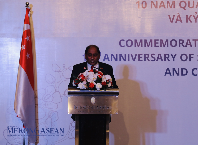 Ng&agrave;i Jaya Ratnam - Đại sứ đặc mệnh to&agrave;n quyền Singapore tại Việt Nam. Ảnh: Minh Phong