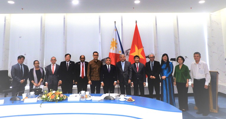 Ngoại trưởng Enrique Manalo v&agrave; c&aacute;c đại biểu, đại sứ c&aacute;c nước ASEAN tham dự cuộc họp. Ảnh: DAV