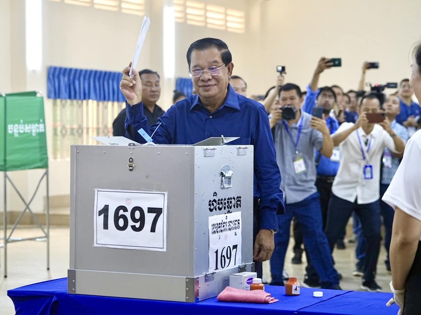 Thủ tướng Campuchia Hun Sen đi bỏ phiếu bầu cử ng&agrave;y 23/7. Ảnh: Facebook/Samdech Hun Sen, Cambodian Prime Minister