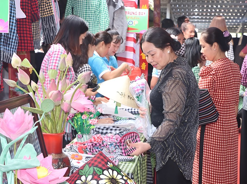 Nghề dệt Cho&agrave;ng hay c&ograve;n gọi l&agrave; khăn rằn c&oacute; từ l&acirc;u đời tại x&atilde; Long Kh&aacute;nh A, tỉnh Đồng Th&aacute;p. Ảnh: UBND Đồng Th&aacute;p.