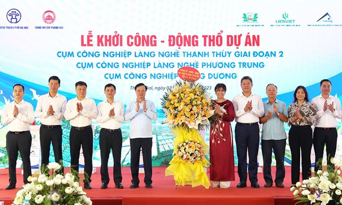 B&iacute; thư Th&agrave;nh ủy H&agrave; Nội Đinh Tiến Dũng v&agrave; c&aacute;c đại biểu tặng hoa ch&uacute;c mừng lễ khởi c&ocirc;ng dự &aacute;n. Nguồn: Cổng th&ocirc;ng tin điện tử TP H&agrave; Nội.