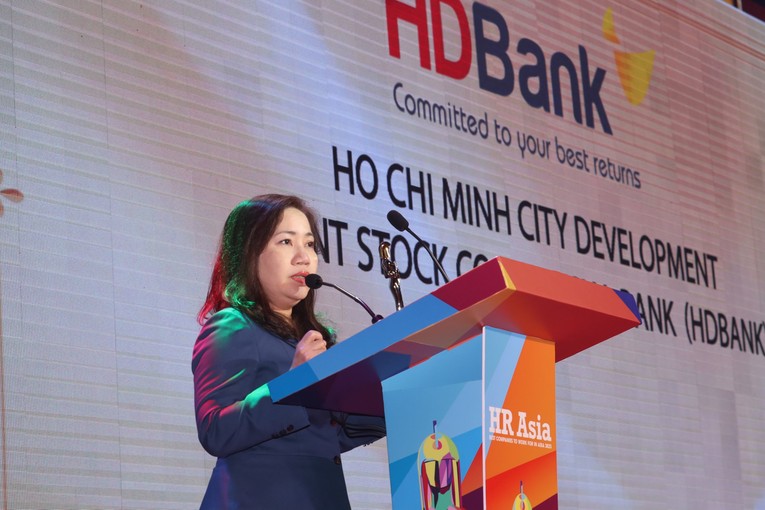 Chị Nguyễn Thị Thanh Thủy &ndash; Ph&oacute; gi&aacute;m đốc Khối nh&acirc;n sự HDBank chia sẻ: &ldquo;Ch&uacute;ng t&ocirc;i đ&atilde; v&agrave; đang nỗ lực x&acirc;y dựng chiến lược con người để biến ng&ocirc;i nh&agrave; HDBank l&agrave; ng&ocirc;i nh&agrave; hạnh ph&uacute;c nhất - nơi m&agrave; c&aacute;c CBNV ngo&agrave;i c&ocirc;ng việc hằng ng&agrave;y c&ograve;n c&oacute; thể cảm nhận được niềm vui v&agrave; gi&aacute; trị của cuộc sống m&agrave; ng&acirc;n h&agrave;ng mang đến cho họ&rdquo;.