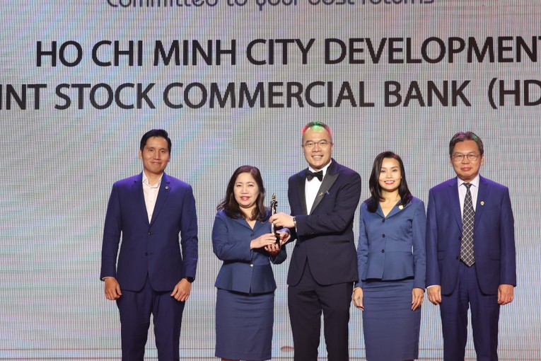 HDBank l&agrave; ng&acirc;n h&agrave;ng duy nhất 6 lần li&ecirc;n tiếp nhận giải &ldquo;Nơi l&agrave;m việc tốt nhất ch&acirc;u &Aacute; - Best companies to work for in Asia&rdquo; v&agrave; l&agrave; đơn vị duy nhất được vinh danh &ldquo;Doanh nghiệp ti&ecirc;n phong chuyển đổi số&rdquo;.