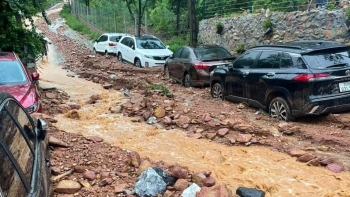 Nhiều ô tô mắc kẹt do xói lở đường ven hồ Ban Tiện, huyện Sóc Sơn
