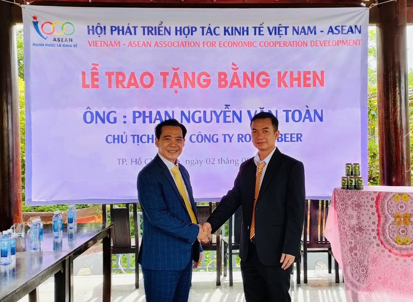 &Ocirc;ng Trần Long ch&uacute;c mừng Chủ tịch HĐQT CTCP Roman Beer. Ảnh: VP ph&iacute;a Nam Hội VASEAN.