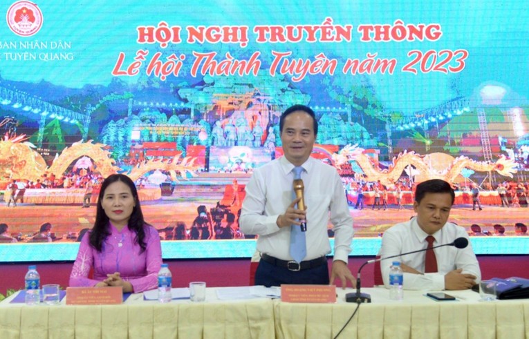 Ph&oacute; Chủ tịch UBND tỉnh Ho&agrave;ng Việt Phương v&agrave; l&atilde;nh đạo Sở Văn h&oacute;a, Thể thao v&agrave; Du lịch Tuy&ecirc;n Quang chủ tr&igrave; hội nghị. Ảnh: Tuyenquang.gov