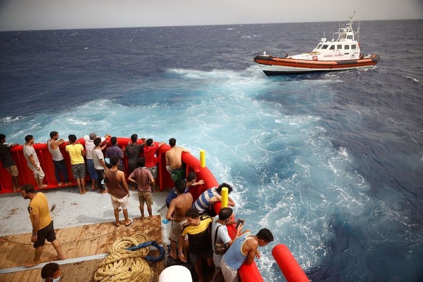 Italy đang ghi nhận l&agrave;n s&oacute;ng di cư tr&ecirc;n biển. Ảnh: Reuters