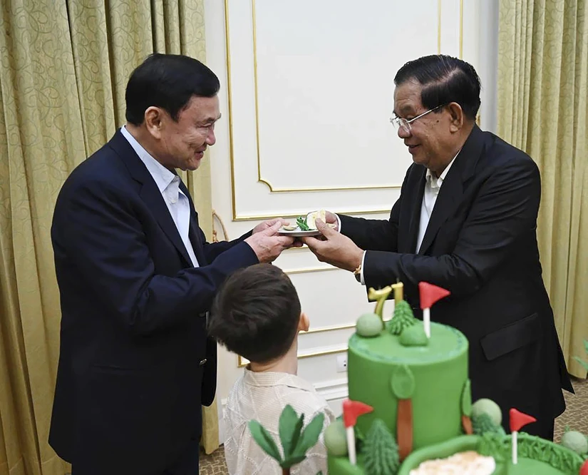 Cựu Thủ tướng Th&aacute;i Lan Thaksin Shinawatra (tr&aacute;i) tại tiệc sinh nhật của Thủ tướng Campuchia Hun Sen. Ảnh: AP