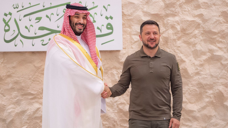 Tổng thống Ukraine Volodymyr Zelensky bắt tay Th&aacute;i tử Saudi Arabia Mohammed bin Salman trong cuộc gặp hồi th&aacute;ng 5. Ảnh: Reuters