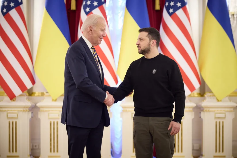 Tổng thống Mỹ Joe Biden v&agrave; Tổng thống Ukraine Volodymyr Zelensky tại Cung điện Mariinsky, Kiev, ng&agrave;y 20/2. Ảnh: Getty Images