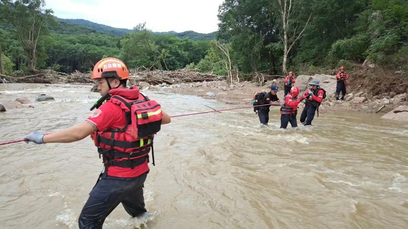 Lực lượng cứu hộ lũ lụt tại tỉnh C&aacute;t L&acirc;m, Trung Quốc. Ảnh: China Daily