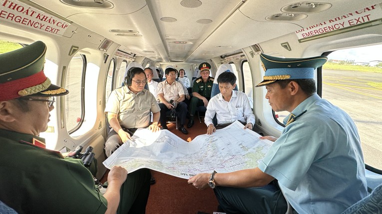 Di chuyển bằng trực thăng v&agrave; &ocirc; t&ocirc;, Thủ tướng v&agrave; đo&agrave;n c&ocirc;ng t&aacute;c kiểm tra t&igrave;nh h&igrave;nh sạt lở ven biển tại nhiều khu vực. Ảnh: VGP