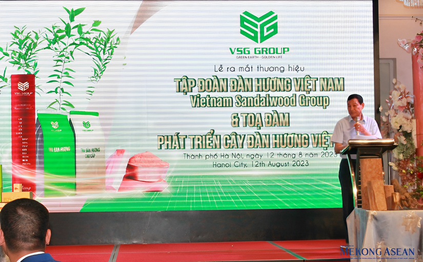 L&atilde;nh đạo tập đo&agrave;n giới thiệu về những cột mốc nghi&ecirc;n cứu, ph&aacute;t triển c&acirc;y đ&agrave;n hương ở Việt Nam. Ảnh: Phương Thảo.