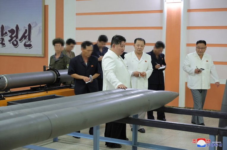 &Ocirc;ng Kim Jong-un ra lệnh tăng năng lực sản xuất t&ecirc;n lửa ảnh 1