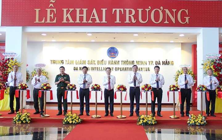 Nghi thức cắt băng khai trương Trung t&acirc;m gi&aacute;m s&aacute;t, điều h&agrave;nh th&ocirc;ng minh TP Đ&agrave; Nẵng. Nguồn: Cổng th&ocirc;ng tin điện tử TP Đ&agrave; Nẵng.