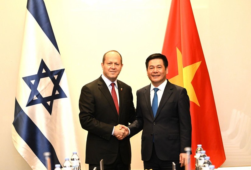 Bộ trưởng C&ocirc;ng Thương Nguyễn Hồng Di&ecirc;n tiếp Bộ trưởng Kinh tế v&agrave; C&ocirc;ng nghiệp Israel Nir Barkat. Ảnh: Bộ C&ocirc;ng Thương