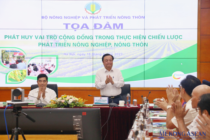 Bộ trưởng NN&amp;amp;amp;PTNT L&ecirc; Minh Hoan v&agrave; TS. Cao Đức Ph&aacute;t chủ tr&igrave; tọa đ&agrave;m. Ảnh: Phương Thảo.