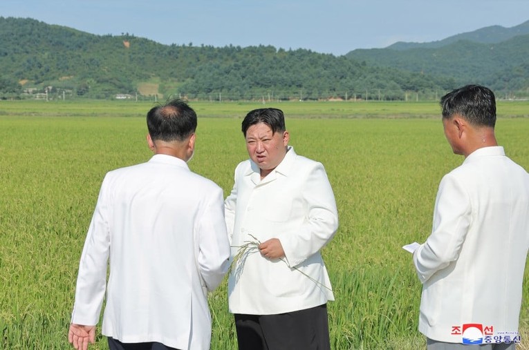 &Ocirc;ng Kim k&ecirc;u gọi c&aacute;c quan chức nỗ lực khắc phục hậu quả sau b&atilde;o Khanun. Ảnh: KCNA