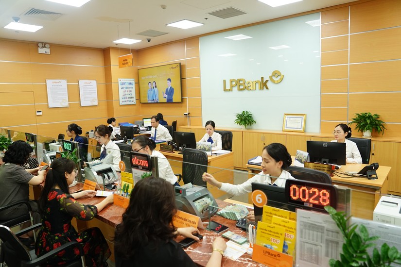 Moody&rsquo;s tiếp tục giữ nguy&ecirc;n xếp hạng Tiền gửi d&agrave;i hạn/Nh&agrave; ph&aacute;t h&agrave;nh d&agrave;i hạn của LPBank ở mức B1 với triển vọng ổn định.