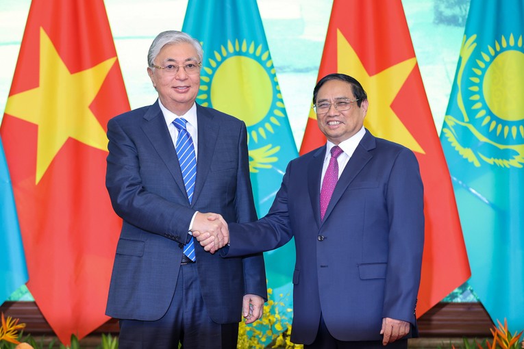 Thủ tướng Phạm Minh Ch&iacute;nh v&agrave; Tổng thống Kazakhstan Kassym-Jomart Tokayev. Ảnh: VGP