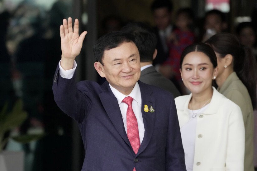 &Ocirc;ng Thaksin Shinawatra c&ugrave;ng con g&aacute;i Paetongtarn Shinawatra tại S&acirc;n bay Quốc tế Don Mueang, Bangkok, Th&aacute;i Lan, ng&agrave;y 22/8. Ảnh: AP