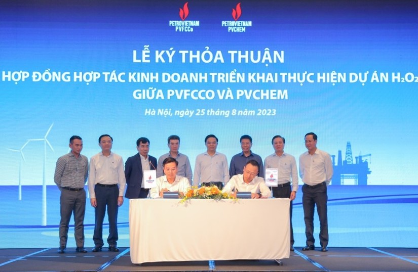 L&atilde;nh đạo Petrovietnam, PVFCCo v&agrave; PVChem chứng kiến lễ k&yacute; hợp đồng.