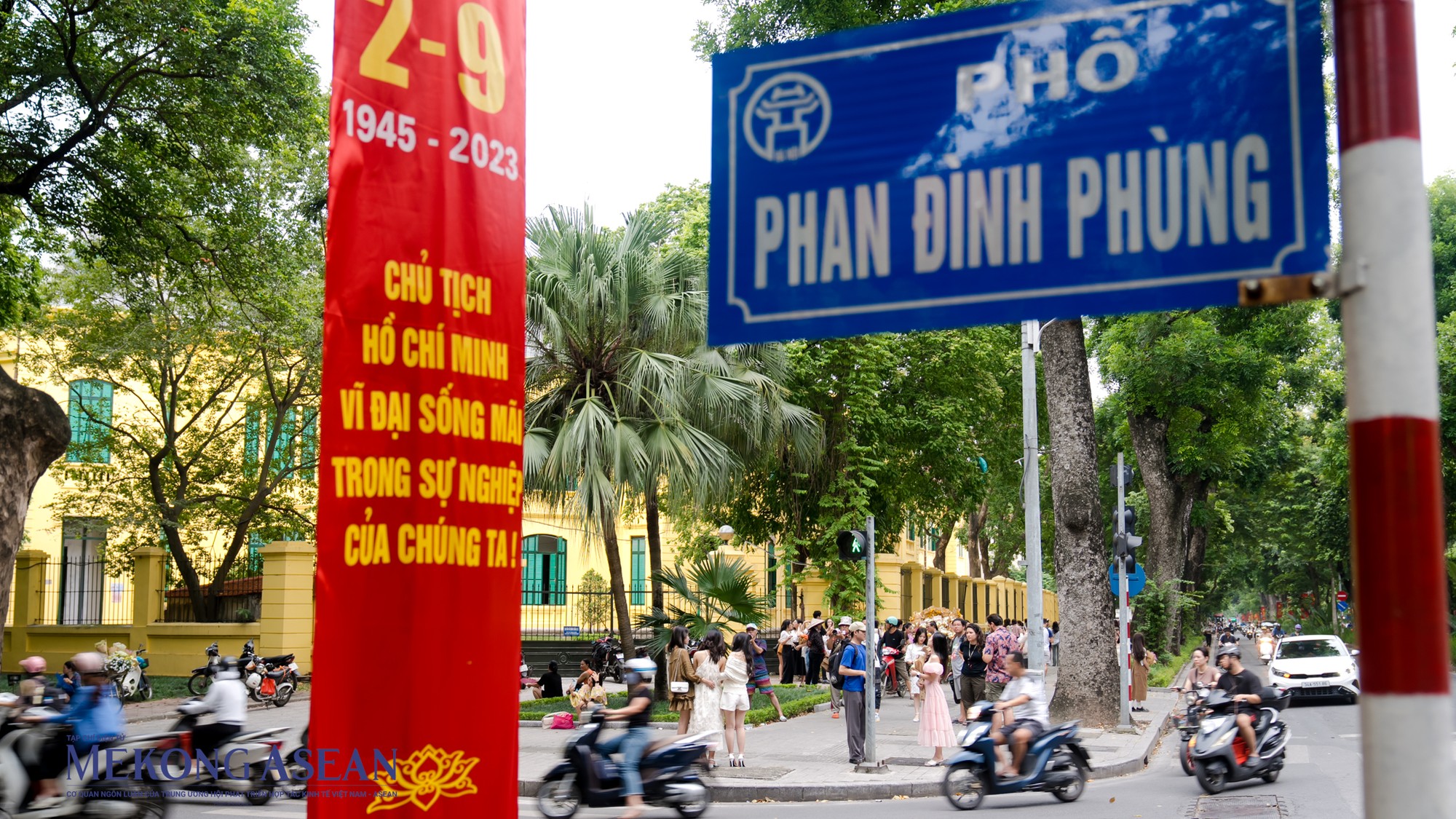 Đặc trưng của đường Phan Đ&igrave;nh Ph&ugrave;ng l&agrave; kiến tr&uacute;c cổ k&iacute;nh của c&aacute;c t&ograve;a nh&agrave; hai b&ecirc;n đường c&oacute; từ thời Ph&aacute;p thuộc, vỉa h&egrave; rộng với những c&acirc;y sấu cổ thụ. Mỗi dịp thu đến, những tia nắng c&ograve;n s&oacute;t lại len lỏi qua những t&aacute;n c&acirc;y tạo n&ecirc;n một bức tranh đặc trưng của m&ugrave;a thu H&agrave; Nội.