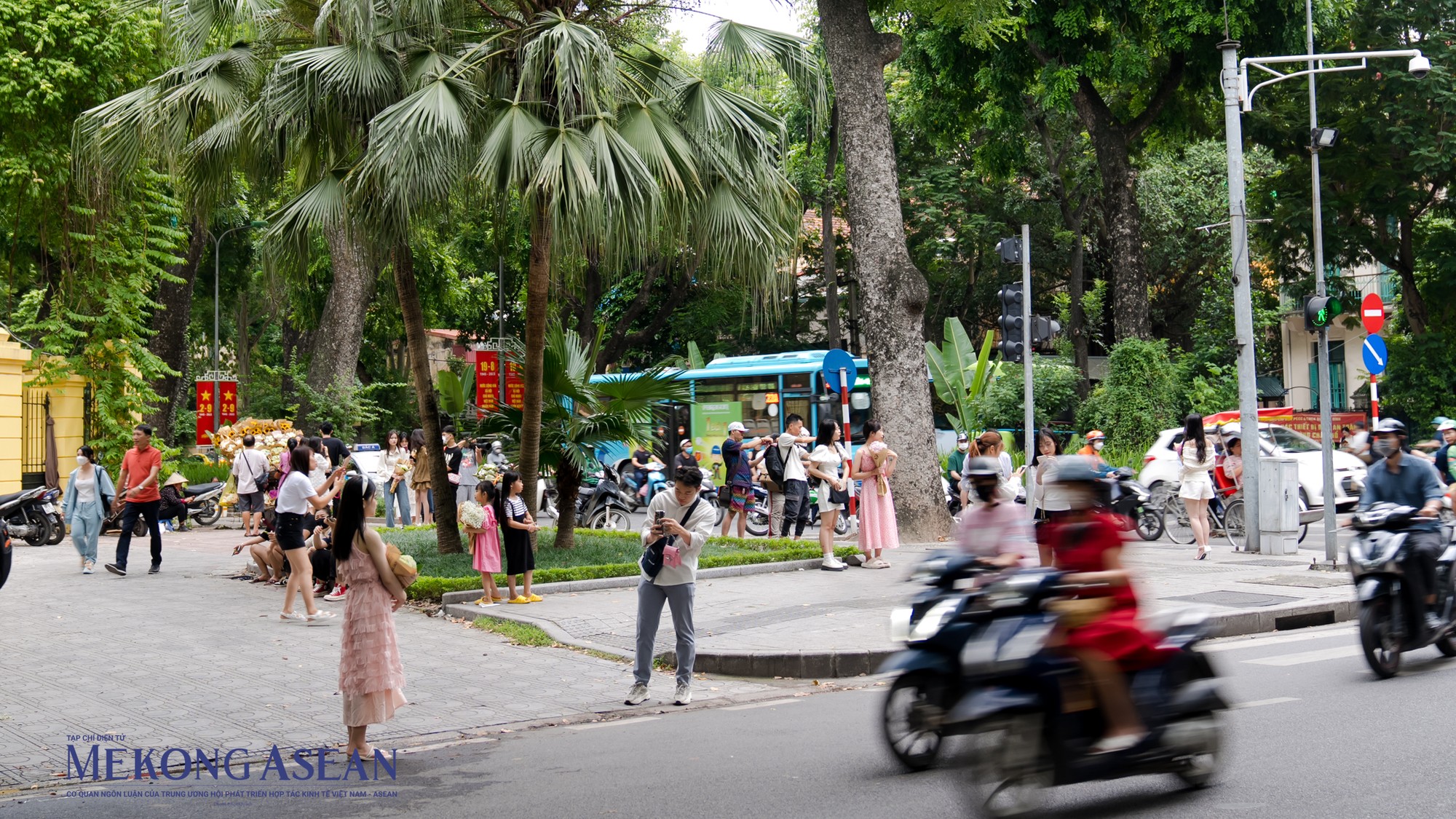 V&agrave;o một số thời điểm trong ng&agrave;y, việc tập trung số lượng du kh&aacute;ch đ&ocirc;ng tại một số điểm cũng g&acirc;y ảnh hưởng tới giao th&ocirc;ng tr&ecirc;n đường Phan Đ&igrave;nh Ph&ugrave;ng như &ugrave;n tắc nhẹ do du kh&aacute;ch tạo d&aacute;ng chụp ảnh hoặc băng qua l&ograve;ng đường.