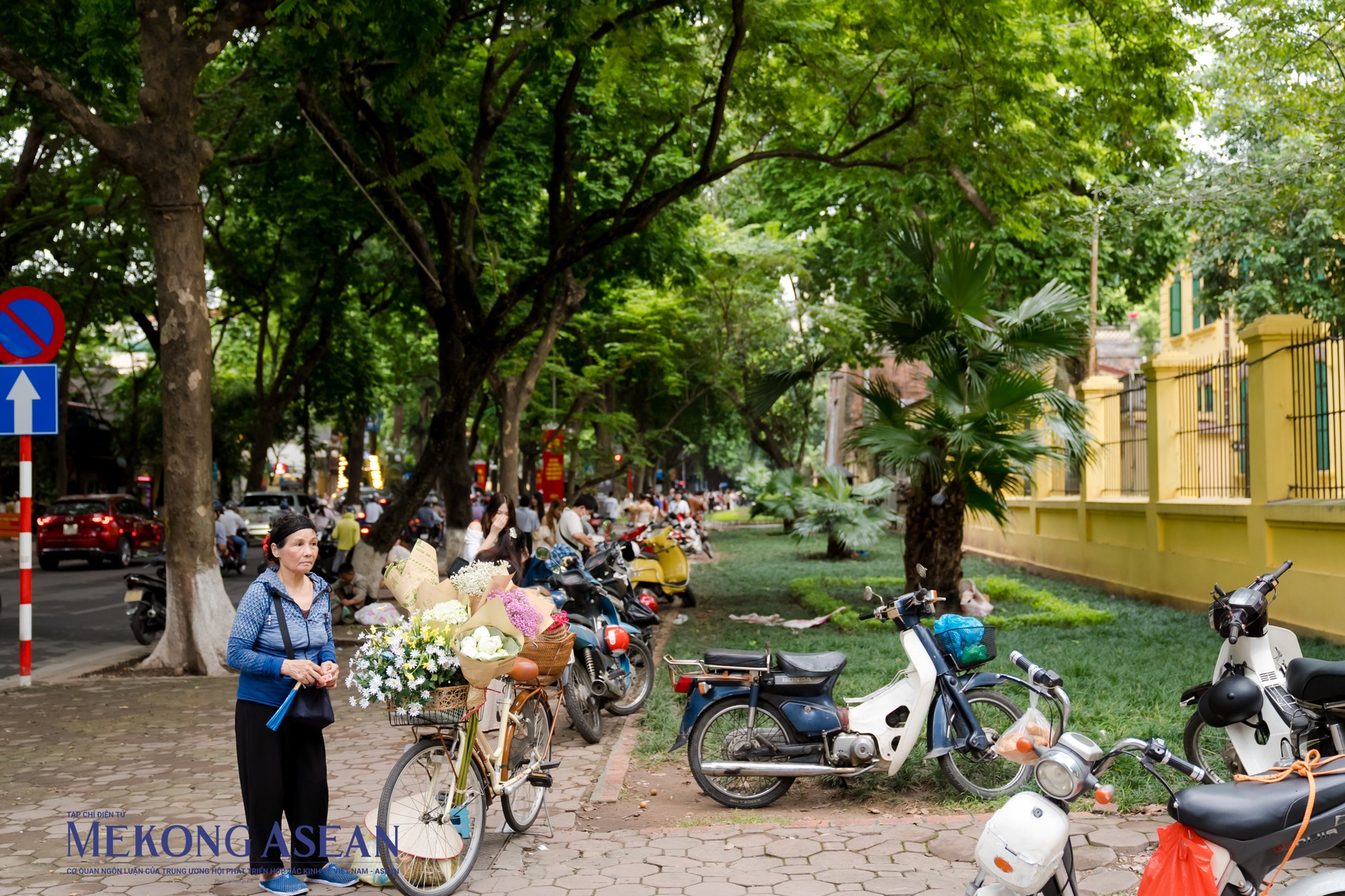 Sự nhộn nhịp những ng&agrave;y v&agrave;o thu khiến đường Phan Đ&igrave;nh Ph&ugrave;ng những ng&agrave;y n&agrave;y như một tổ hợp kinh doanh nhỏ với nhiều người kinh doanh từ b&aacute;n x&ocirc;i cốm, sấu ch&iacute;n, hoa tươi, mở dịch vụ chụp ảnh cho đến tr&ocirc;ng xe phục vụ du kh&aacute;ch.