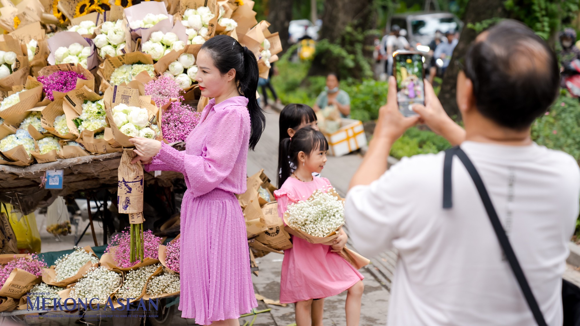 Đi k&egrave;m với nhu cầu chụp ảnh l&agrave; những dịch vụ đa dạng. Mỗi b&oacute; hoa để chụp ảnh thường c&oacute; gi&aacute; từ 80.000 đến 150.000 ngh&igrave;n đồng.