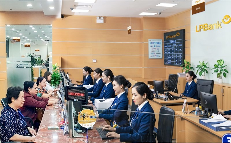 Ph&oacute; tổng gi&aacute;m đốc LPBank đăng k&iacute; b&aacute;n 200.000 cổ phiếu LPB