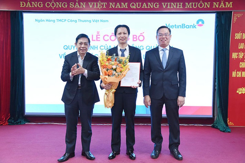 &Ocirc;ng Đỗ Thanh Sơn (giữa) sẽ l&agrave;m ph&oacute; tổng gi&aacute;m đốc phụ tr&aacute;ch ban điều h&agrave;nh VietinBank từ ng&agrave;y 1/9